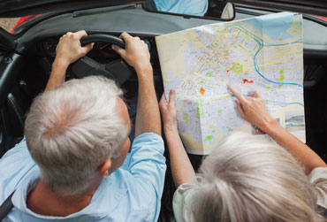 Orientierung ohne Navi älteres Paar studiert eine Landkarte