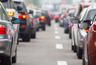 Straßenstaus und Grenzübergänge Autoschlange im Stau