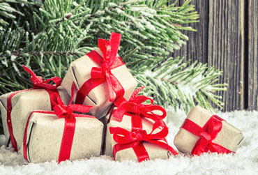 Geschenke unter Tannenästen