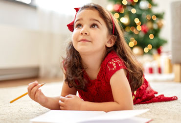 Mädchen schreibt Wunschzettel