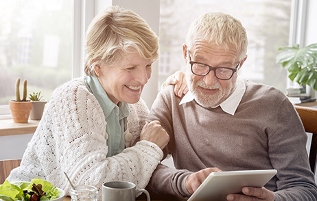 Älteres Paar liest in einem Heft