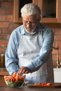 Gesund durch den Tag Mann am Kochen