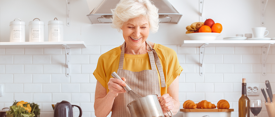 Ältere Dame beim Kochen