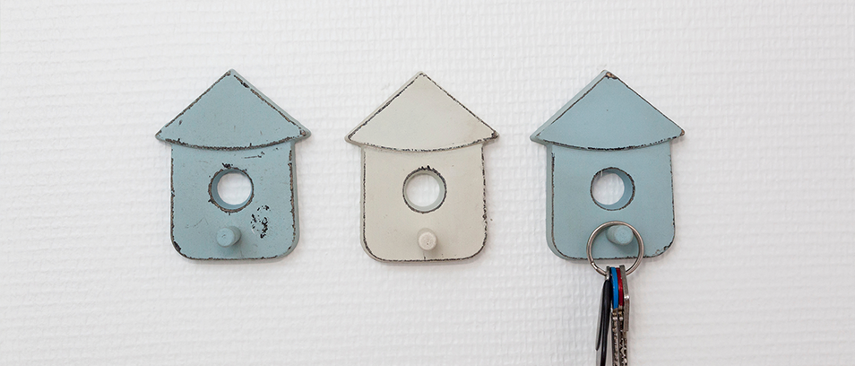 Schlüsselbrett mit einem Schlüssel am Hacken