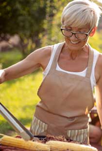 Sommerrezepte Frau am Grill
