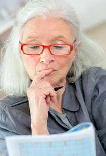 Quizzen Sie sich fit Frau beim Kreuzworträtsel