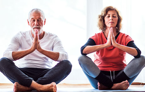 Partnerhobbys Ein Paar macht gemeinsam Yoga
