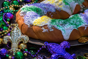 Mardi Gras („Fetter Dienstag“) in New Orleans Kuchen mit Glasur und bunter Deko