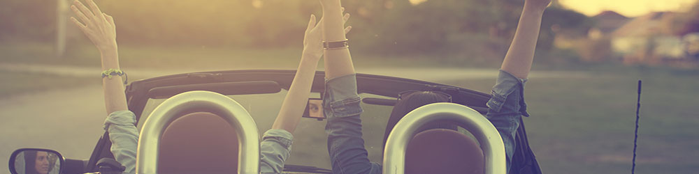 Auf in den Sommerurlaub ein Fahrt im Cabrio in Richtung Abendsonne