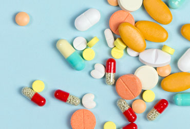 Unterlagen und Medikamente einpacken bunte Tabletten