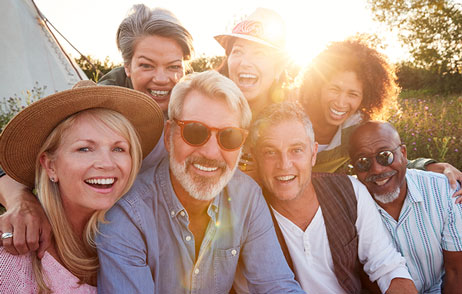 Freunde gegen Einsamkeit und Depressionen Eine Gruppe von Freunden
