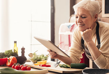 Vorausplanung – das A und O fürs MealPrep ältere Frau überlegt sich einen Menüplan
