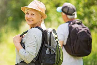 Sport im Sommer älteres Paar mit Sonnenhut auf einem Ausflug