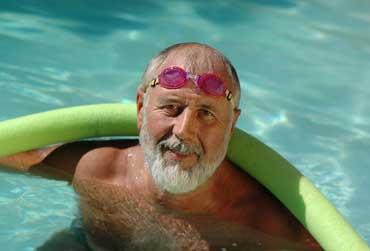Sport im Sommer Mann macht Wassergymnastik