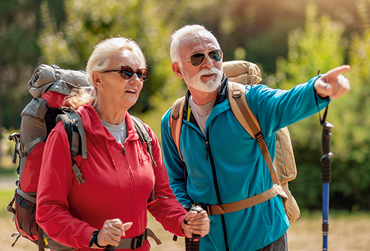 Einen unbekannten Ort erkunden älteres Paar auf Wandertour