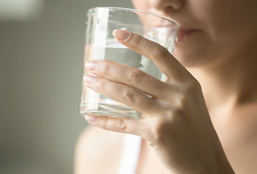 Mehr Trinken Frau trinkt ein Glas Wasser