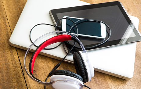 Tag der Erholung Ausgeschaltetes Smartphone, Tablet und Laptop liegend auf einem Tisch