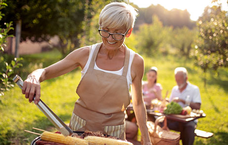 Sommerrezepte fürs Gedächtnis ältere Dame draußen am Grill
